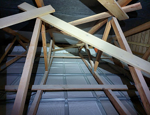 Zateplení stropu sociálního zázemí pomocí foukané izolace